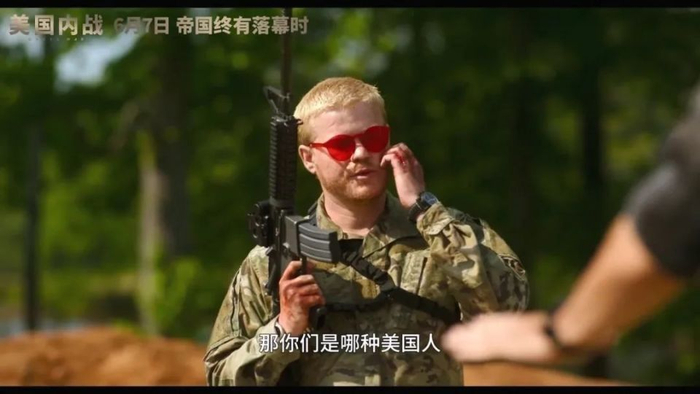 而影片中最值得细品的部分,则是女主和杰西这对新老记者,她们既是彼此