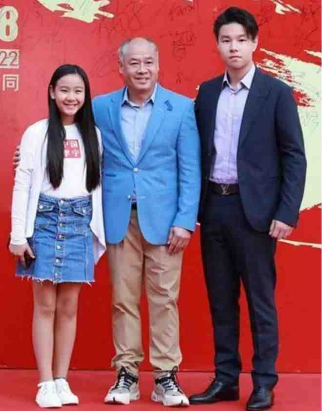 体操王子李宁娶师姐为妻，婚后6年没孩子，妻子埋怨：都怪你