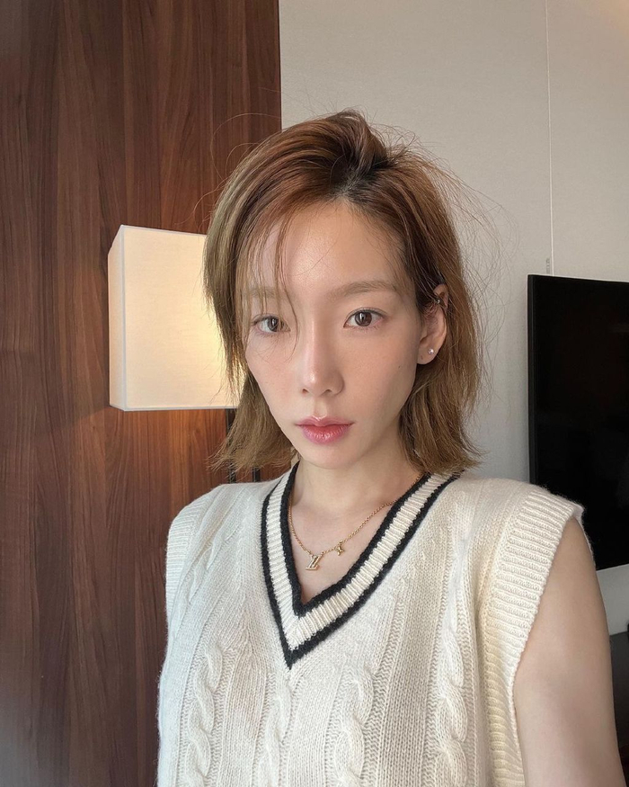 少女时代泰妍，下巴变尖了，脸更瘦了，秋日穿搭时尚展现清爽魅力