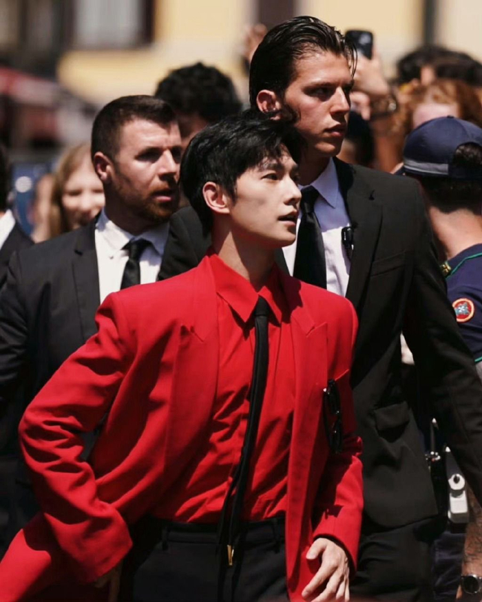 杨洋红色西装直接封神了生图也是绝绝子这是谁婚礼上的新郎