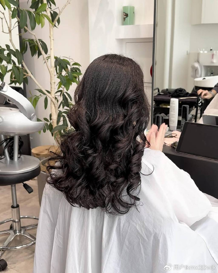 女人不论年龄大小,留长发一定试试半头烫,自然时尚显气质