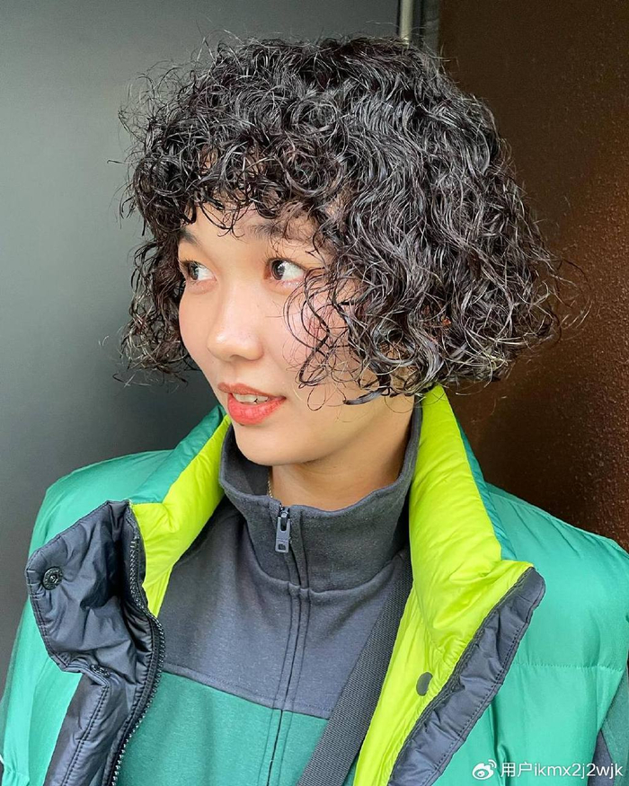 女士发型别乱剪,羊毛卷波波头真不错,洋气又时尚有型