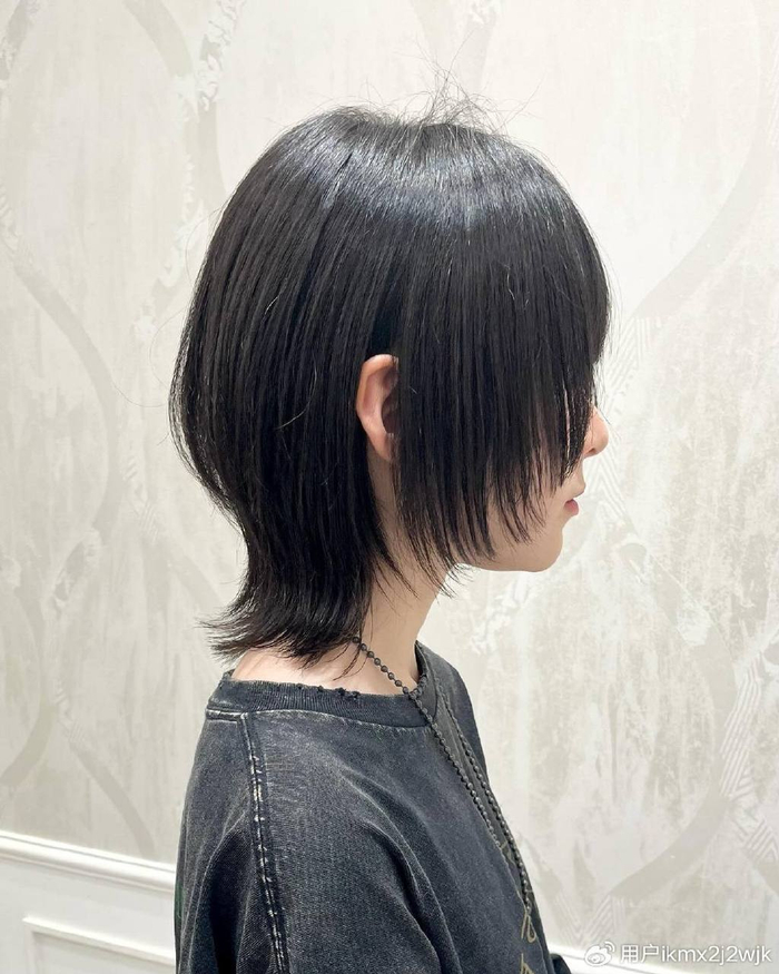 首先,要根据自己的脸型,气质和风格选择合适的发型.