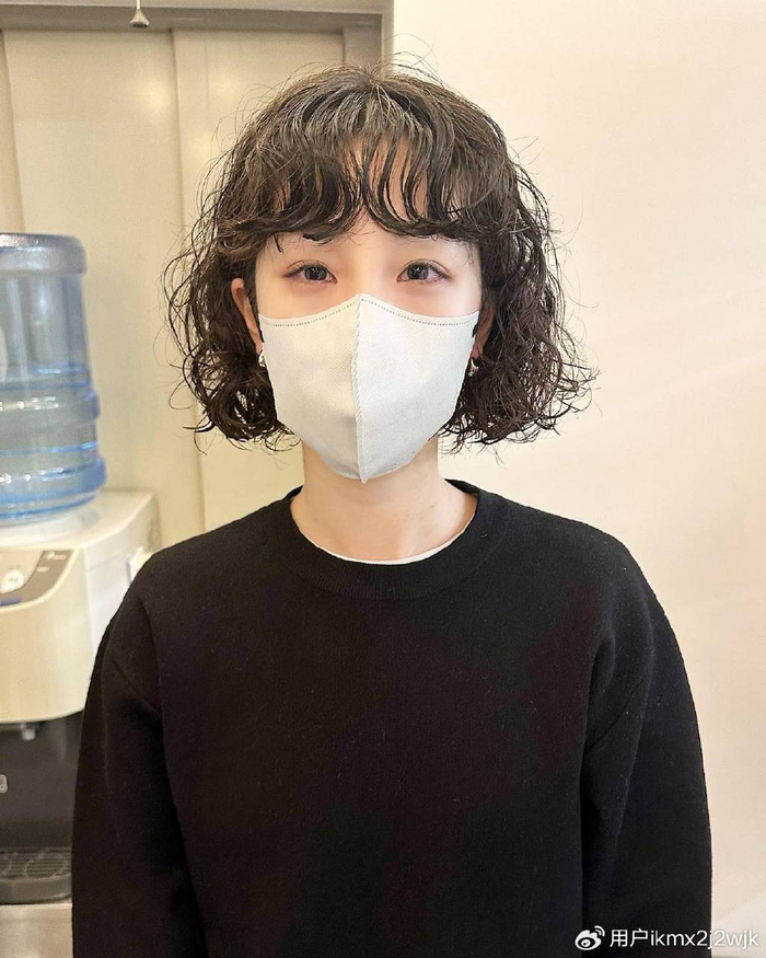 女人头发少,发型就选全头烫,蓬松时尚,尽显洋气风范