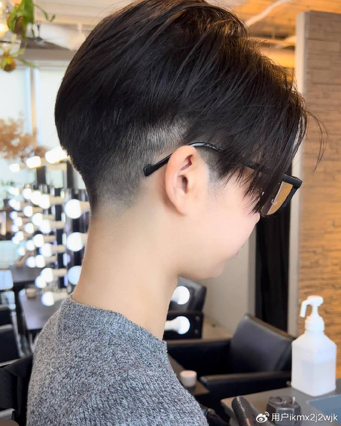 当下最火女发来了,两侧掏空推后脖短发,喜欢别错过