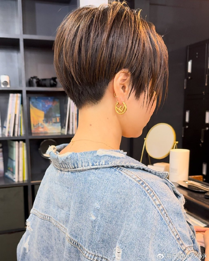 当下最火女发来了,两侧掏空推后脖短发,喜欢别错过|发型|短发|理发师