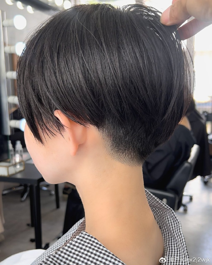 当下最火女发来了,两侧掏空推后脖短发,喜欢别错过