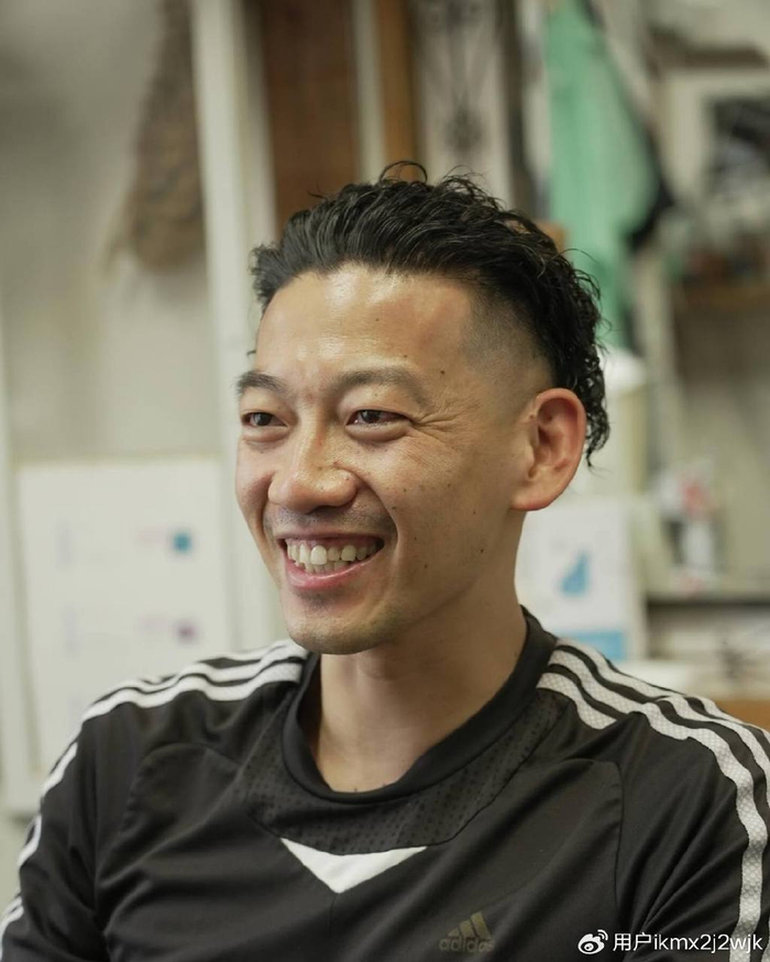 两侧铲短男发也具有很强的包容性圆脸的男士选择这种发型,可以通过