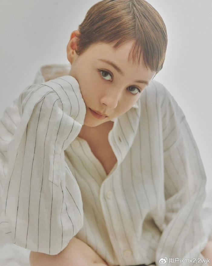 超短露耳短发:高颜值美女的时尚秘诀