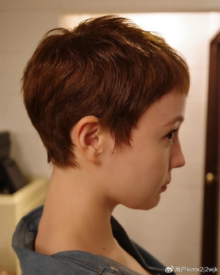 超短露耳短发:高颜值美女的时尚秘诀