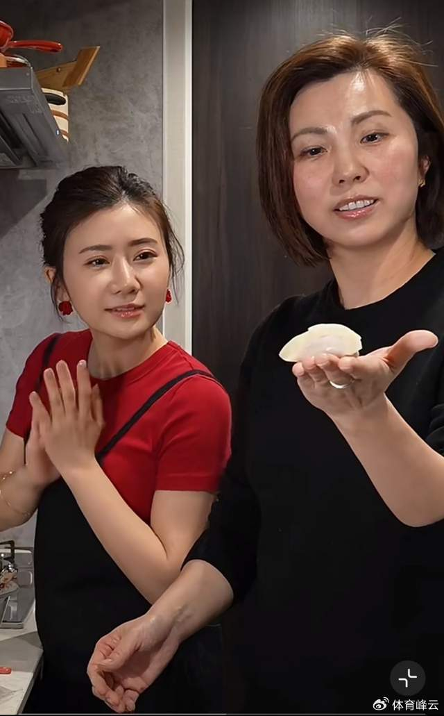 福原爱邀请到曾经担任她乒乓球教练的好友汤媛媛一起包水饺,除了煮