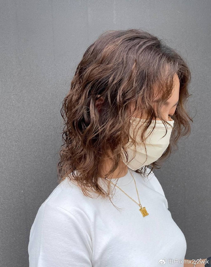 女人头发少,发型就选全头烫,蓬松时尚,尽显洋气风范