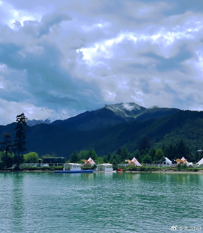 来到了巴松措的湖心岛这里有藏地小瑞士的称号真的随手拍