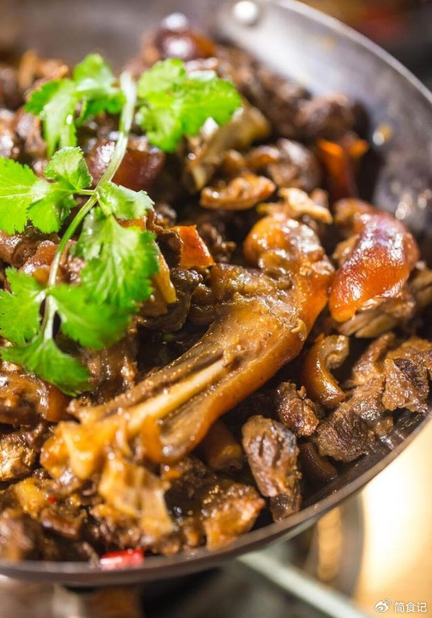 唯见君挥手,盘中黄犬肉."可见,狗肉