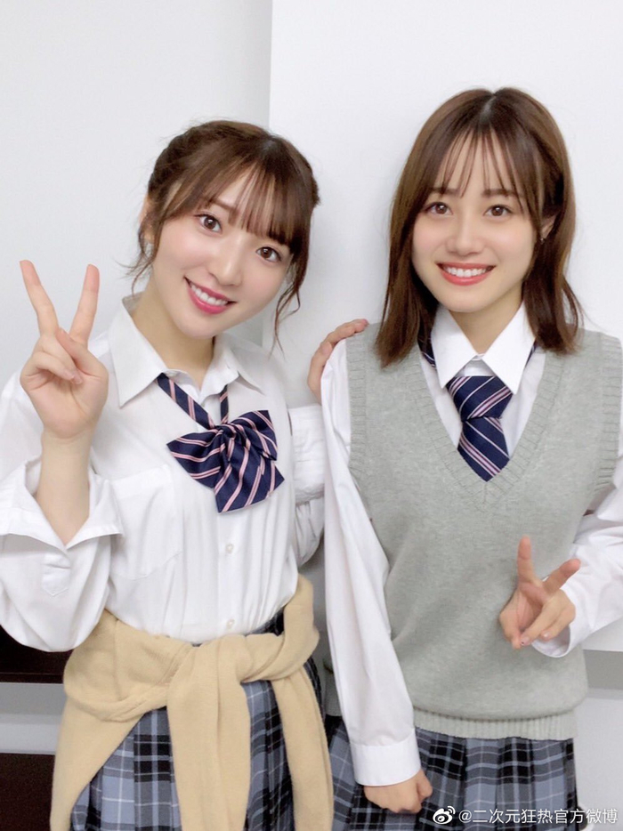 丰田萌绘与伊藤美来的学生制服装