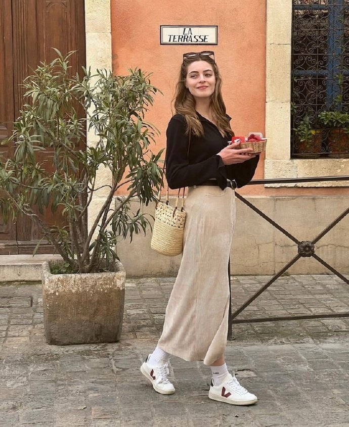 法国时尚博主camille自然简约松弛穿搭