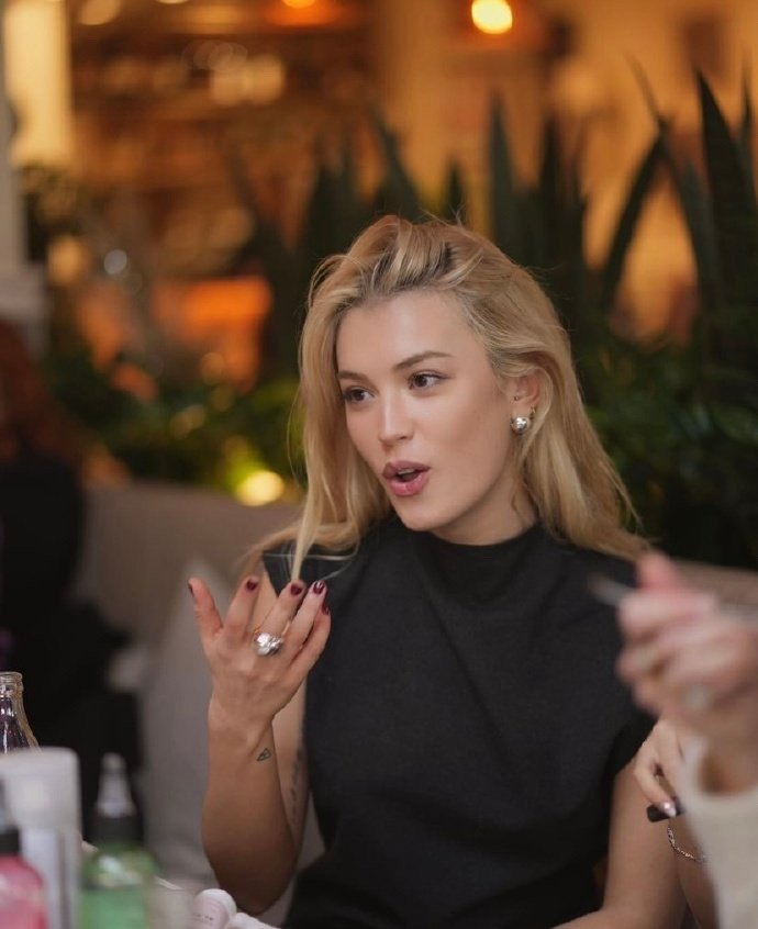 俄罗斯美女博主穿搭日常分享