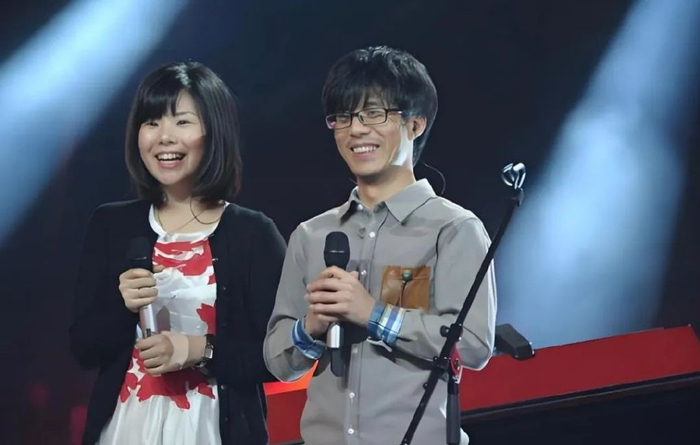 莫西子诗(右)和女友(左)当莫西子诗站在《中国好歌曲》的舞台上演唱着