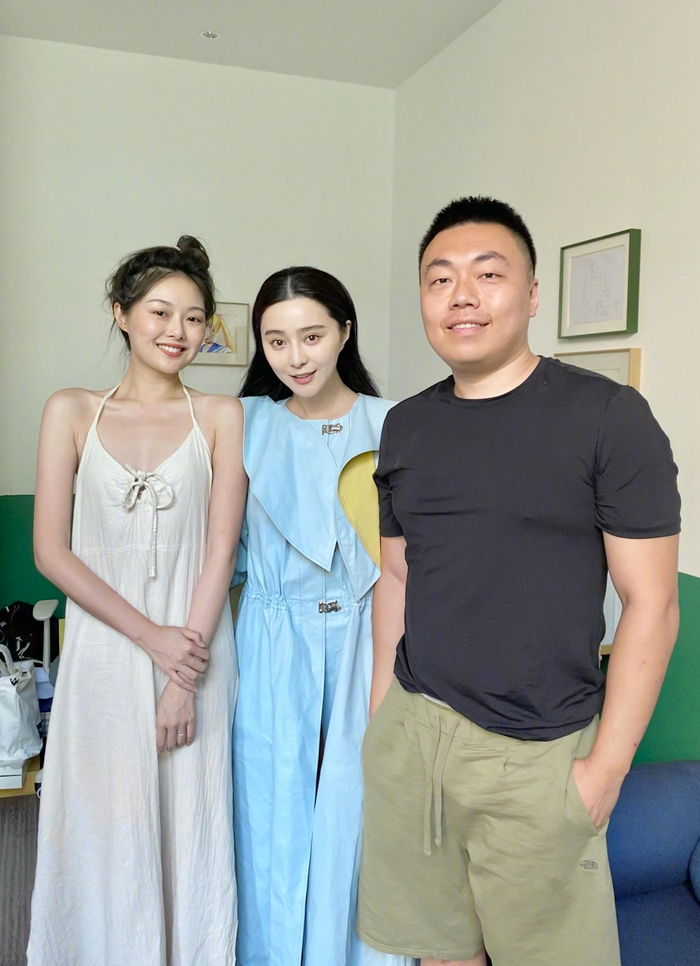 网红@晚晚_ 因发了和@范冰冰 的合照引起争议