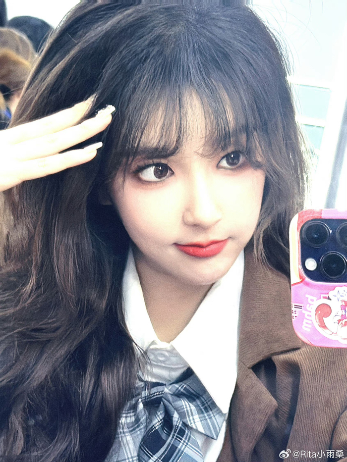 来晚了rita分享化妆间自拍照