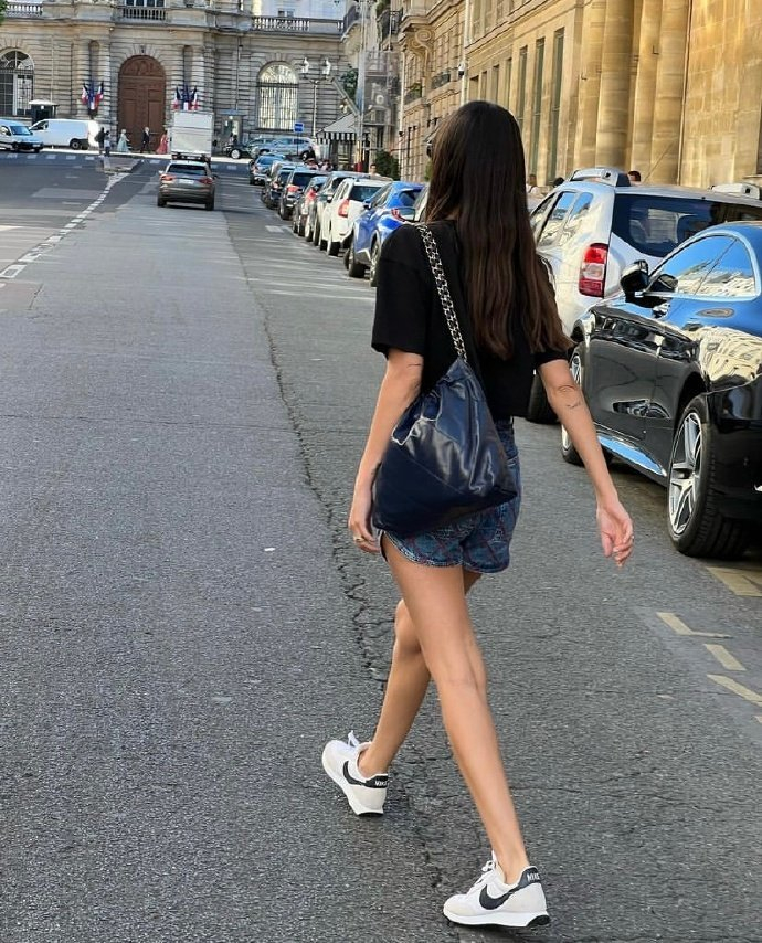 法国巴黎街头路人春夏日常穿搭街拍