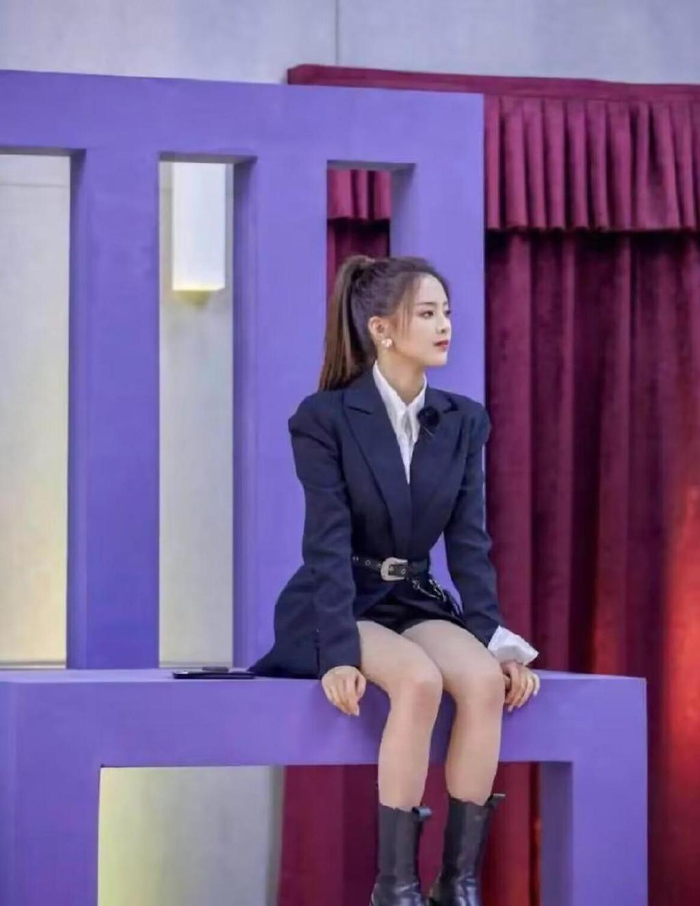 杨超越的穿搭整体总体来说,是看起来比较简单干练的风格,而且能够凸显