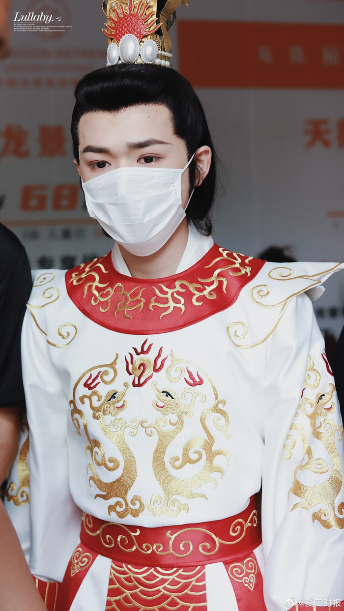 宋亚轩萌探探探案路透 新鲜的小宋白龙马造型