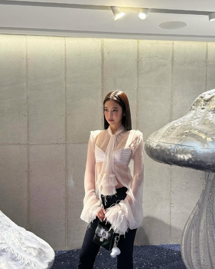 韩星jennie"直角肩演绎高级美",最新画报展现自信魅力