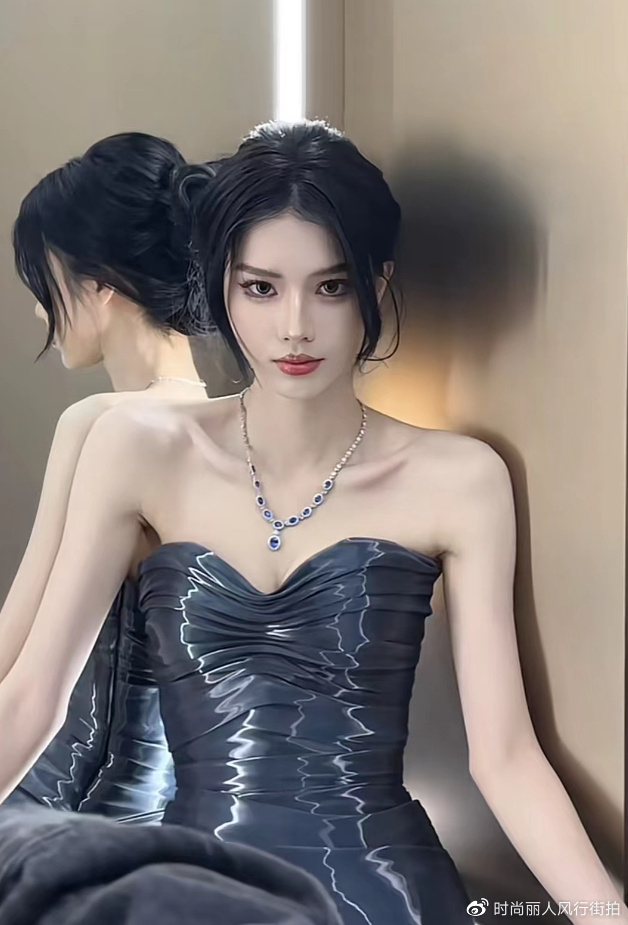 头小脖子长腰细的何丹彤,当天就选择了一款经典的抹