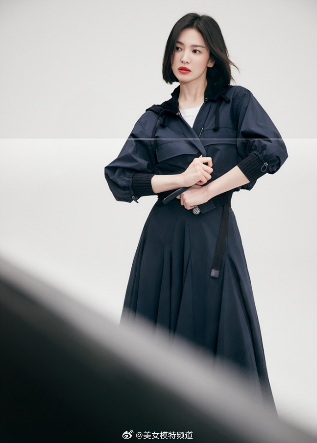 宋慧乔ol造型气质知性温柔 红衣短发干练魅力十足