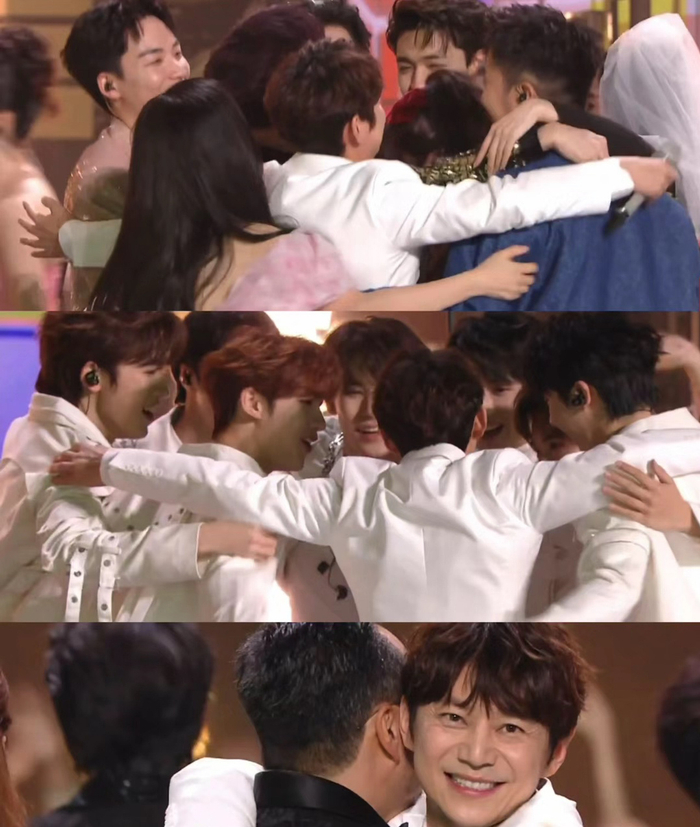 好六团抱一起 何老师谢娜抱一起 汪涵大张伟王一博抱一起……__财经