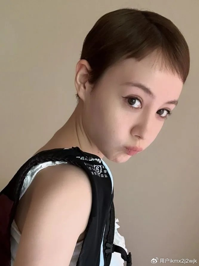 超短露耳短发:高颜值美女的时尚秘诀