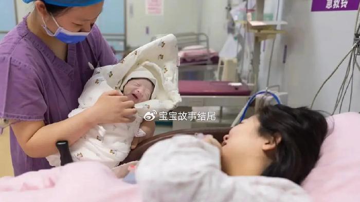 产房里的尴尬：碰见男医生只是开始，令人唏嘘