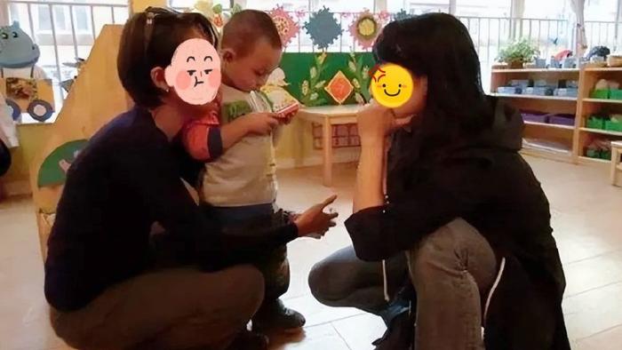 娃在学校弄坏他人玩具被索赔4000，爸爸的做法令对方妈妈羞愧
