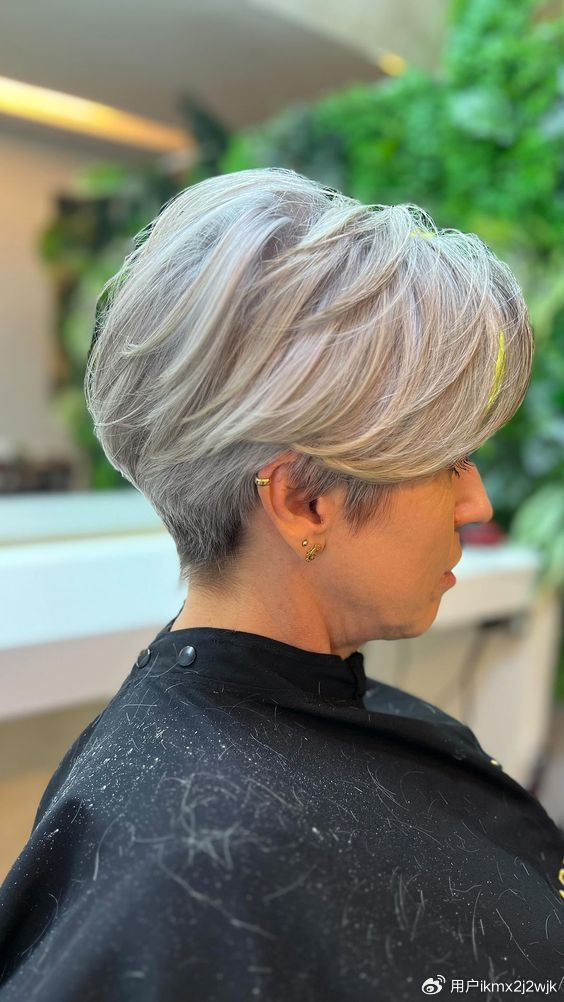 女人上了年纪头发花白,发型这样剪,层次短发真不错