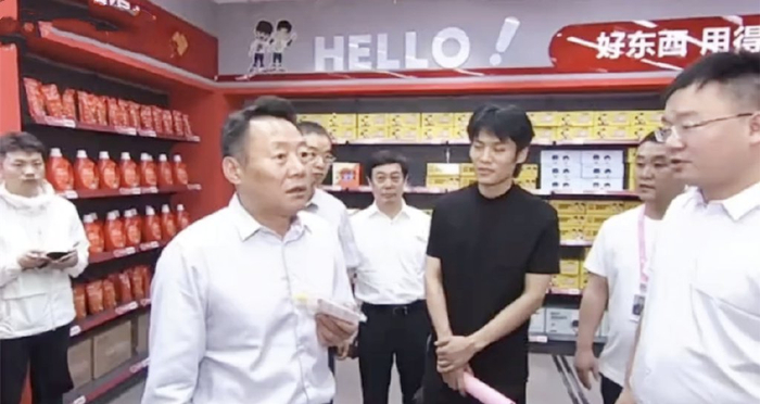 小杨哥网红事业再迎高峰!多位领导前往视察,“三只羊”一同送别|王海|领导|网红_新浪新闻