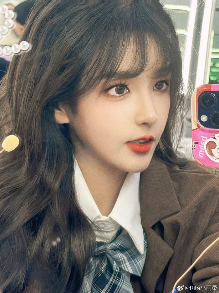 来晚了rita分享化妆间自拍照