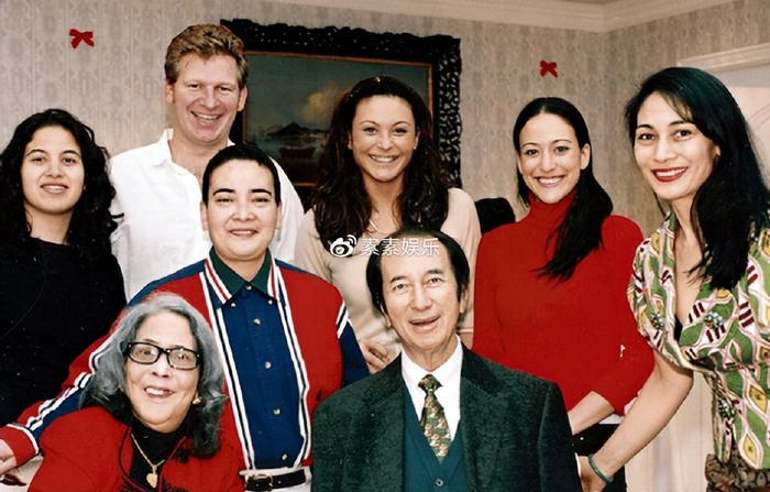 何猷光女儿悼念父母，分享父亲年轻照片，当时的何猷光很帅很酷