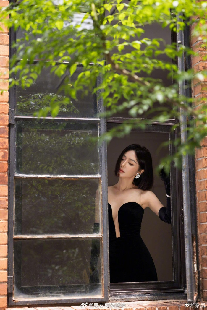 秦岚穿黑色中空长裙性感迷人短发精致干练气质独特