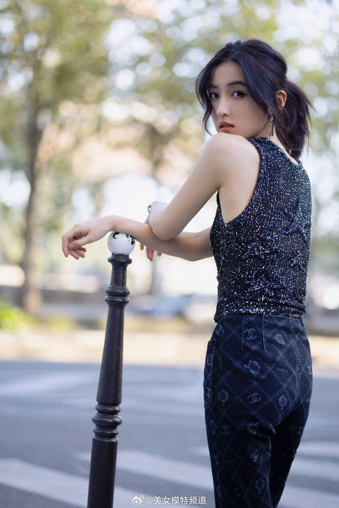 张子枫慵懒法式风写真释出着简约无袖上衣搭裤装彰显气质