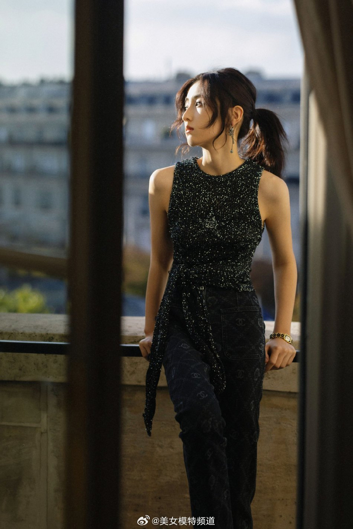 张子枫慵懒法式风写真释出着简约无袖上衣搭裤装彰显气质