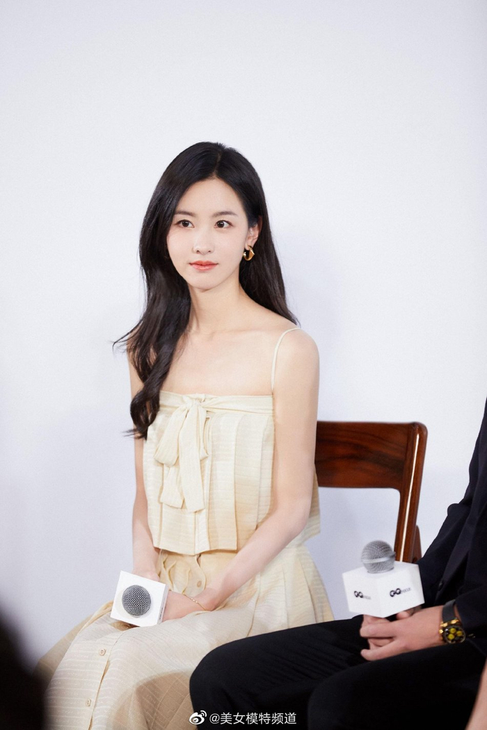 陈都灵穿抹胸吊带裙出席活动灵动可爱娇小温柔