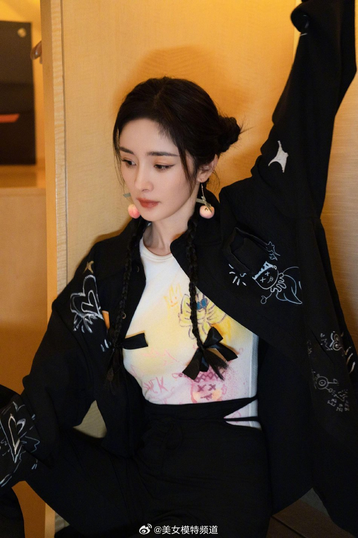 杨幂双丸子麻花辫造型俏皮可爱白色涂鸦打底t恤童趣满满