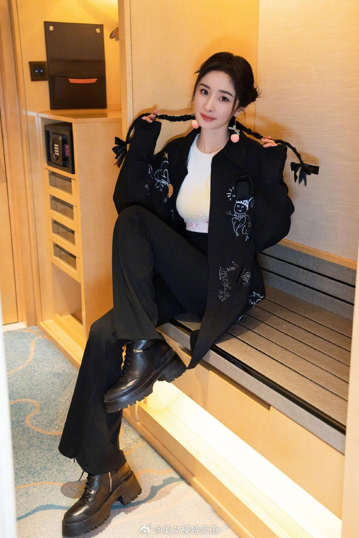 杨幂双丸子麻花辫造型俏皮可爱白色涂鸦打底t恤童趣满满