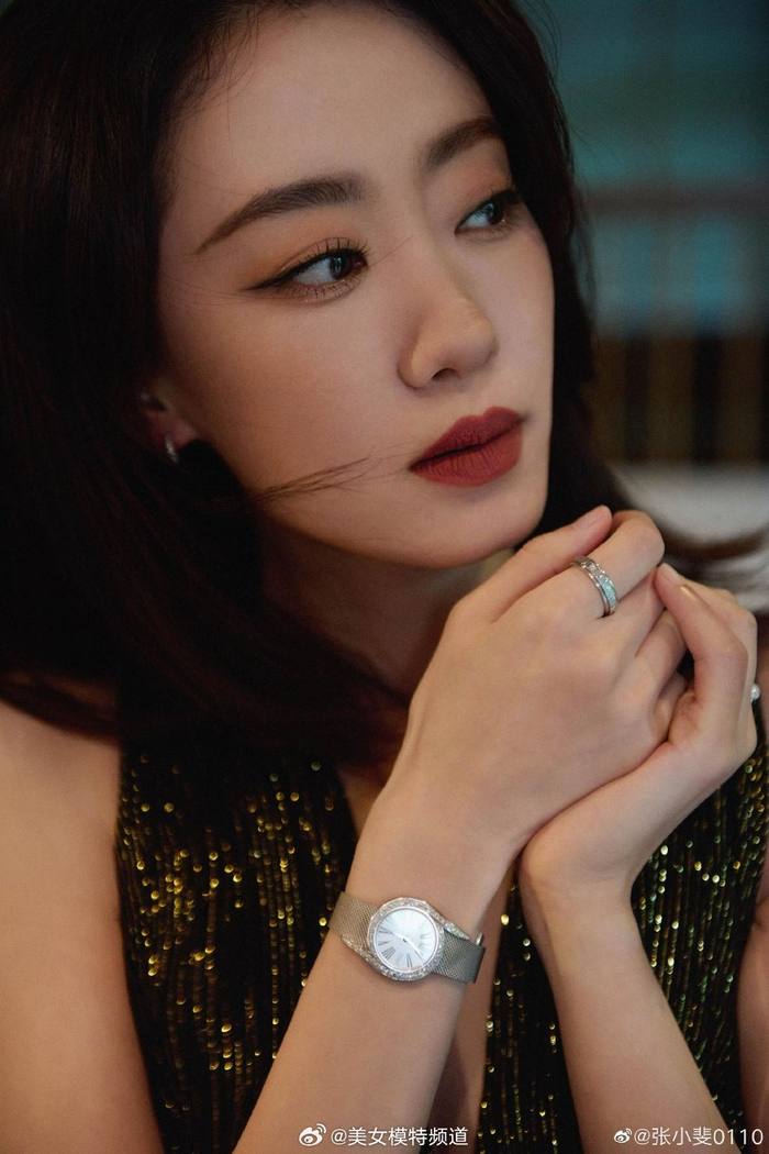 张小斐深v高开叉长裙秀美腿 大胆露背气质性感迷人