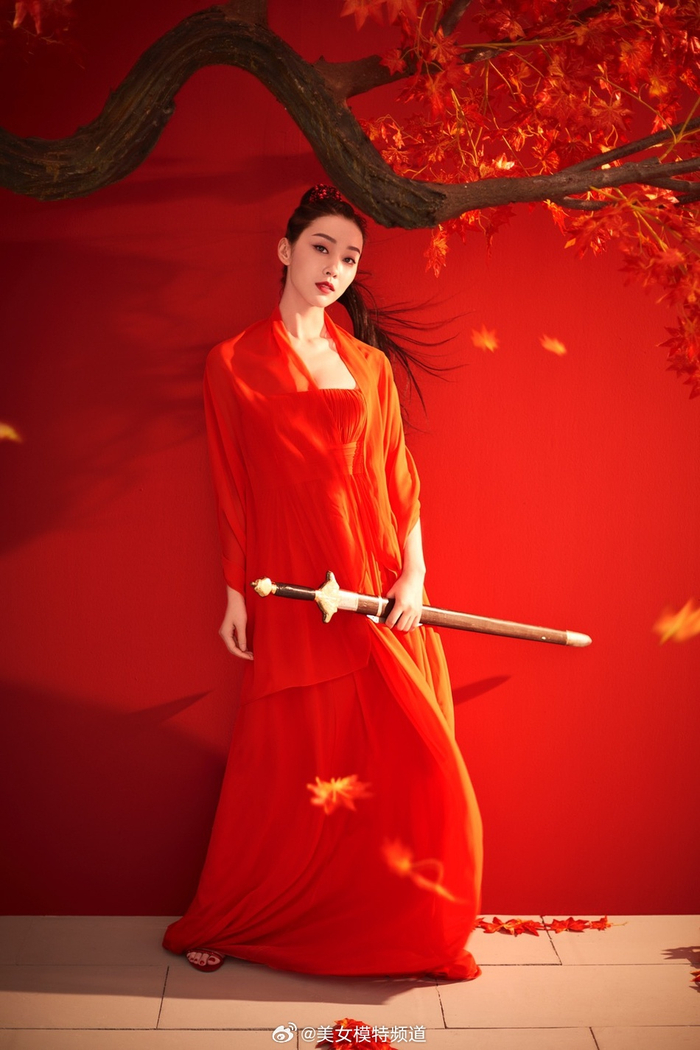 宣璐红衣女侠装英气十足 梳高马尾佩宝剑尽显好身材