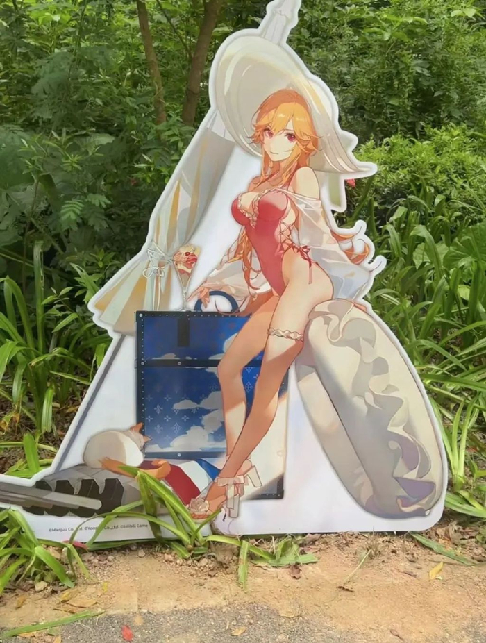 在进入椰林海滩入口,前往活动现场的路上,立着许多《碧蓝航线》的角色