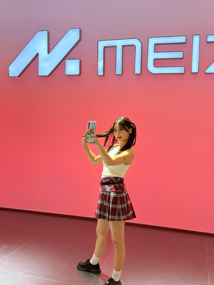 看看我发现了啥 到魅族的展台了 来看小姐姐了 一会换相机……|小姐姐