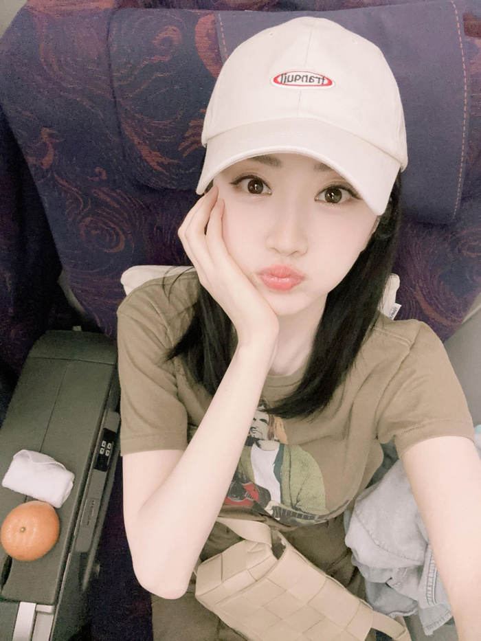 景甜周五新鲜自拍元气的嘟嘴小猫一枚呀