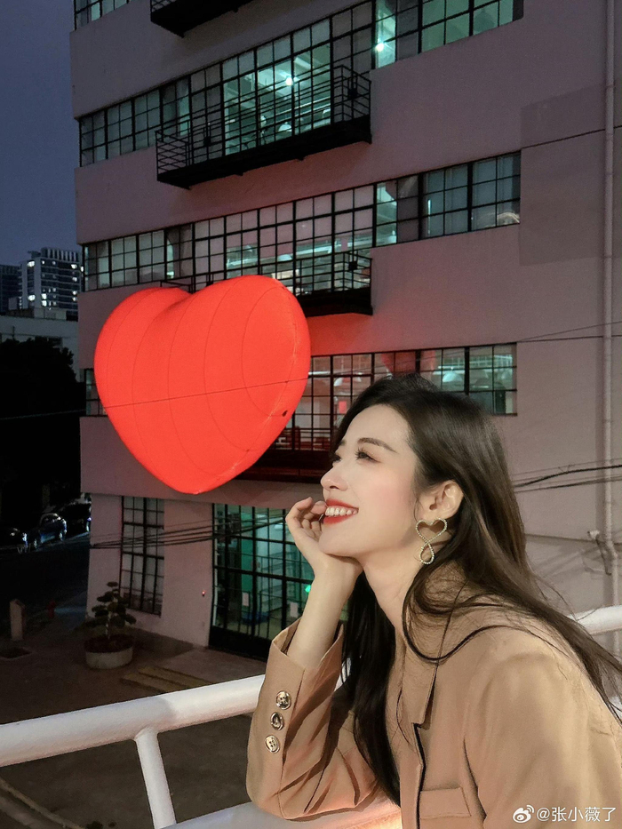 美好的一天从刷到v神开始lpl美女主持张小薇晒照爱心发射咯